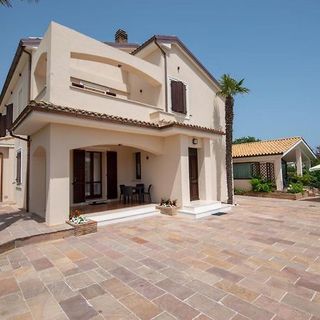 B&B Isa Loreto Bagian luar foto