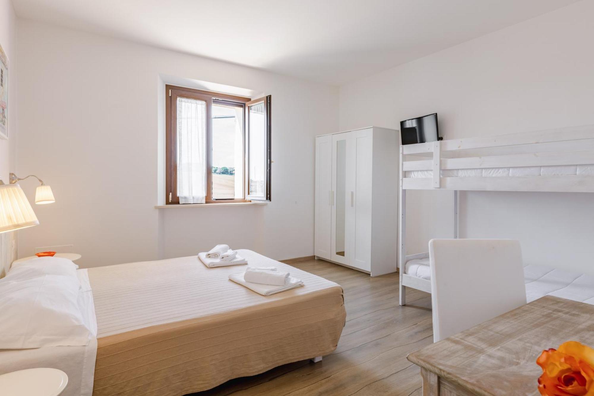B&B Isa Loreto Bagian luar foto